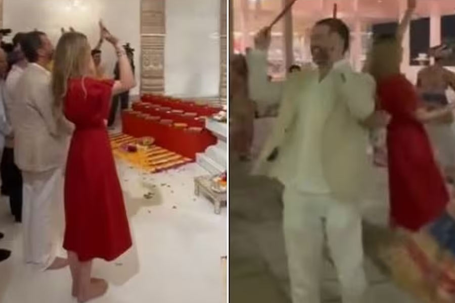 বিয়ের নেমন্তন্ন পেয়ে ভারতে ট্রাম্প জুনিয়র! রাধিকা-অনন্তর সঙ্গে সস্ত্রীক মাতলেন ডান্ডিয়ায়
