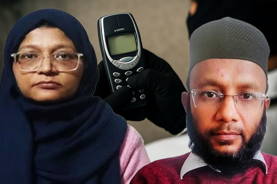 স্মার্ট নয়, ‘বোকা ফোনেই’ ভরসা জঙ্গিদের, দিল্লি কাণ্ডে উত্তরপ্রদেশে গ্রেপ্তার ‘জেহাদি’ ডাক্তার