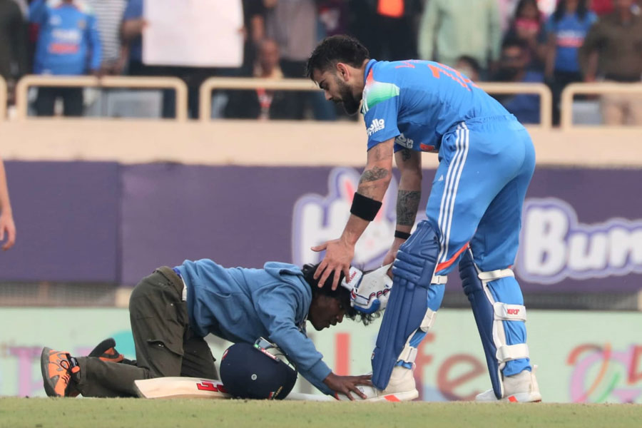 ইডেনের স্মৃতি উসকে রাঁচিতে কোহলির পায়ে ‘বিরাট’ ভক্ত, হতভম্ব রোহিতরাও