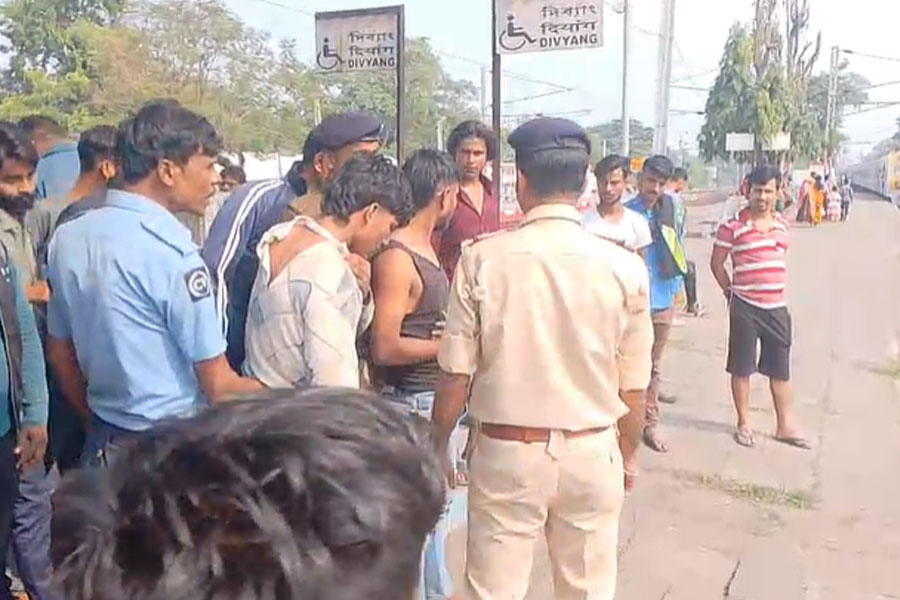 ছিনতাইয়ের পর চলন্ত ট্রেন থেকে লাফ, আততায়ীকে ধরতে ‘ঝাঁপ’ মহিলারও! কাটা গেল হাত