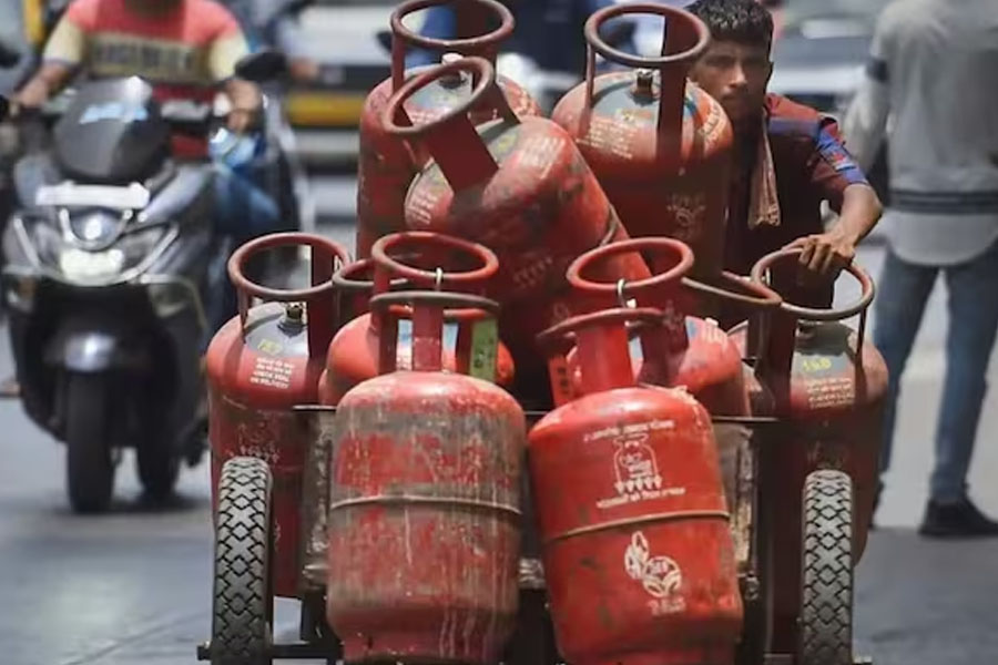 আমেরিকা থেকে বিপুল LPG আমদানির পথে ভারত, নয়া চুক্তিতে কমবে কি সিলিন্ডারের দাম?
