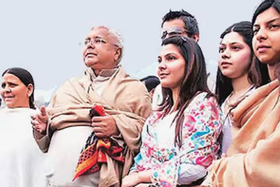 রোহিণীর পর বাড়ি ছাড়লেন আরও তিন কন্যা! হারের পর ভেঙে ফালাফালা লালুর পরিবার