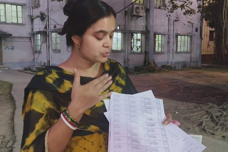 দাম্পত্য কলহের প্রভাব এসআইআরেও! আলাদা থাকা স্ত্রীকে ‘মৃত’ দেখিয়ে কাঠগড়ায় BLO