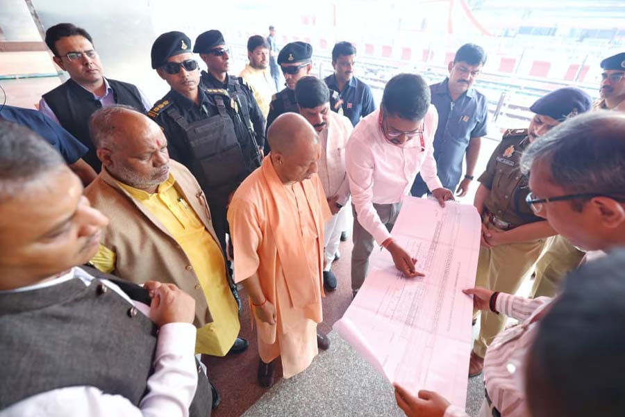 বারাণসীতে যোগীর কড়া নজরদারি, প্রধানমন্ত্রীর সফরের আগেই প্রস্তুতি খতিয়ে দেখলেন