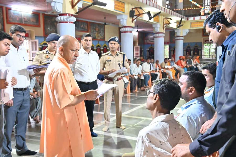 জনকল্যাণে তৎপর প্রশাসন, কোনও সমস্যাই ফেলে রাখা হবে না, ‘জনতা দর্শনে’ যোগী