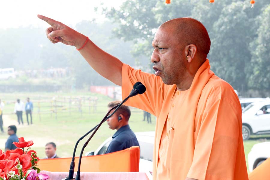 ‘বন্দে মাতরম’ গাইতেই হবে, বঙ্কিম-আবেগ উসকে উত্তরপ্রদেশের স্কুল-কলেজকে নির্দেশ যোগীর