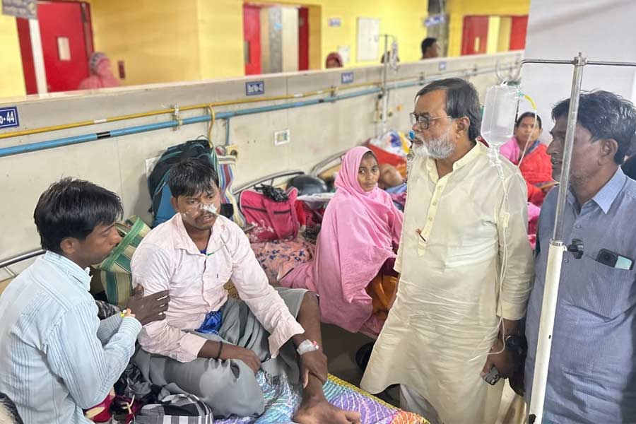 ভোটার কার্ডে বাবার নামে গণ্ডগোল! SIR ‘আতঙ্কে’ আত্মহত্যার চেষ্টা চাঁচলের যুবকের