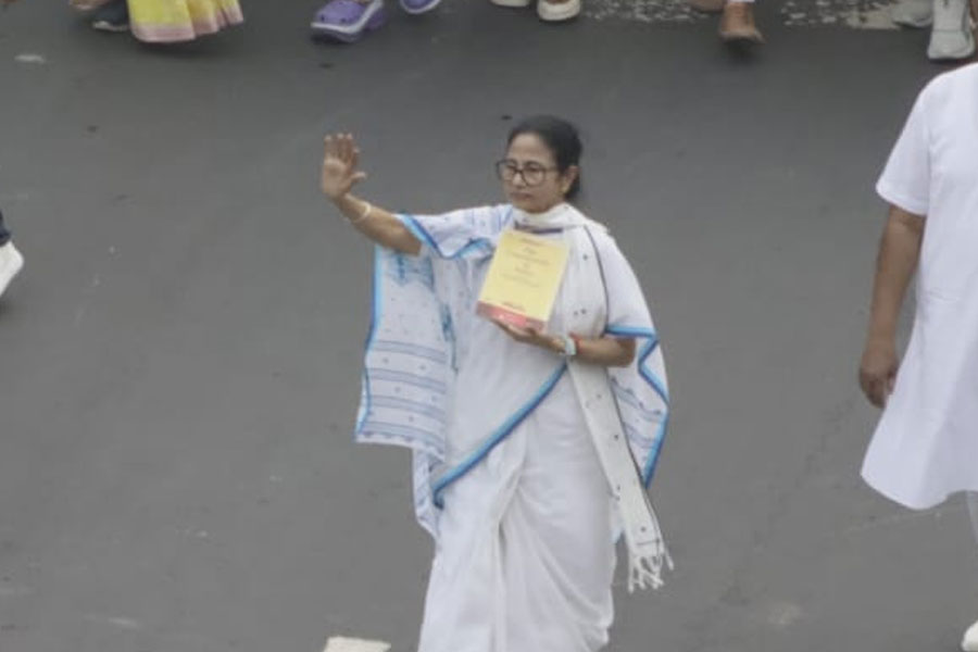 বাড়ি বন্ধ, এসে ফিরে গিয়েছেন বিএলও, যোগাযোগ হয়নি! মুশকিল আসান ‘দিদি’