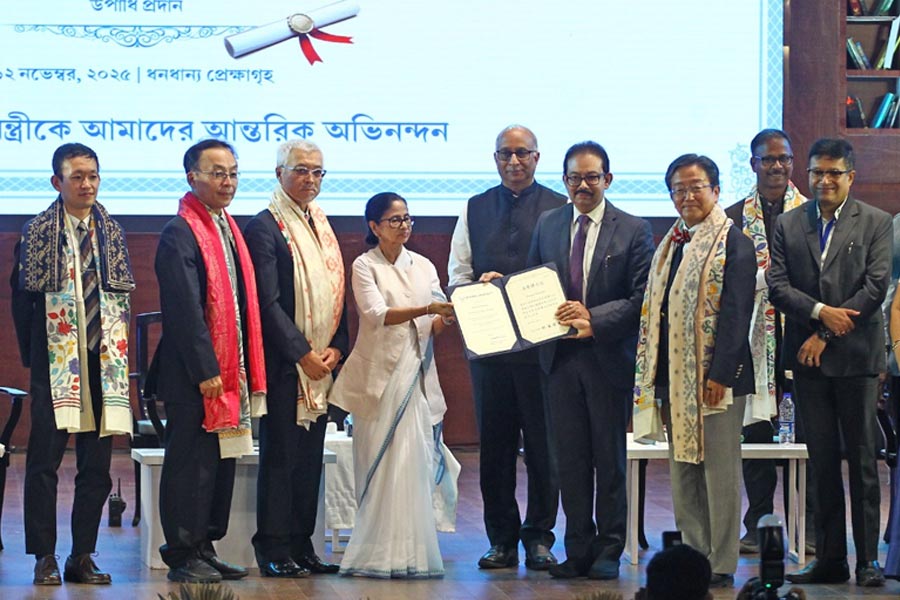 নারী ক্ষমতায়নে বিশেষ অবদান, মমতাকে সাম্মানিক ডি’লিট জাপানের বিশ্ববিদ্যালয়ের