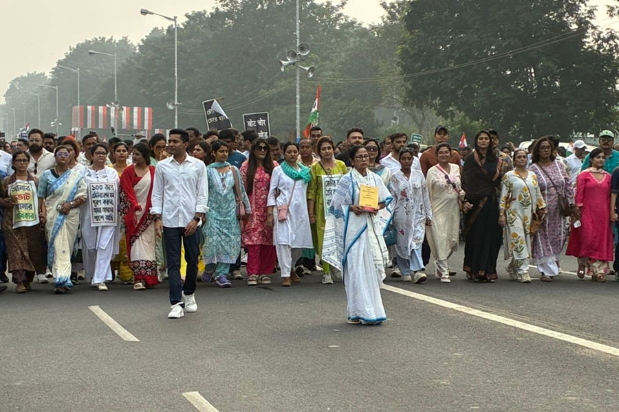 তৃণমূলের মেগা মিছিলে SIR ‘আতঙ্কে’ মৃতদের পরিজনরাও! কথা বলে পাশে থাকার আশ্বাস অভিষেকের