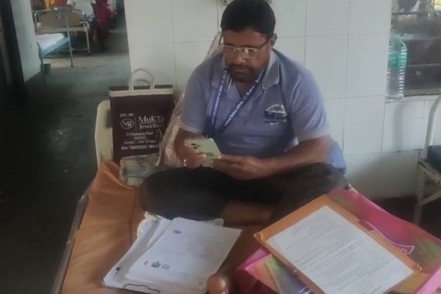 ধন্যি কর্তব্যবোধ! হাসপাতালের বিছানাতেই এসআইআরের কাজ করছেন চোপড়ার BLO