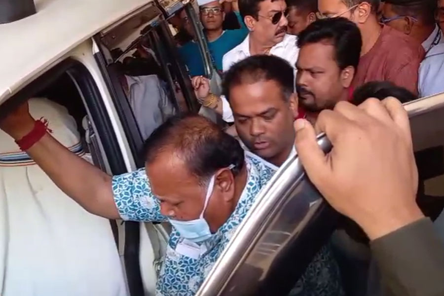 সাড়ে তিন বছর পর জেলমুক্তি! হাসপাতাল থেকে নাকতলার বাড়িতে পার্থ