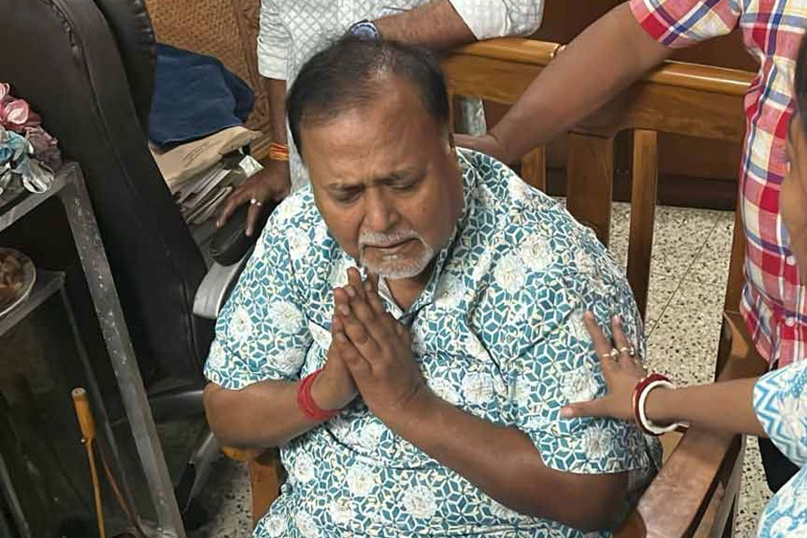 ছলছল নয়নে নাকতলার বাড়িতে পার্থ, বরণ করলেন আত্মীয়রা, আইনজীবী বলছেন, ‘সত্যের জয়’
