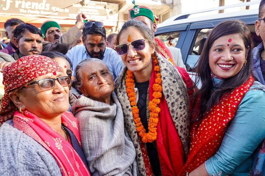 বিশ্বজয় করে ঘরে ফিরলেন, শিমলার গ্রামে উৎসব, রেণুকাকে ‘সারপ্রাইজ’ দিলেন গ্রামবাসীরা