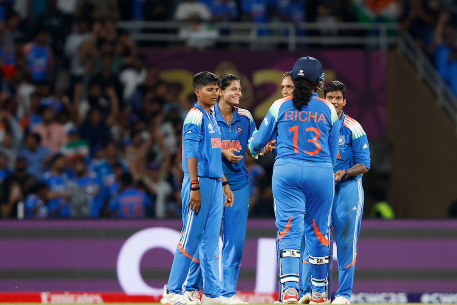 বাঙালির প্রথম বিশ্বজয়! ফাইনালে দুর্দান্ত ‘ফিনিশ’ করে আপ্লুত ধোনিভক্ত রিচা