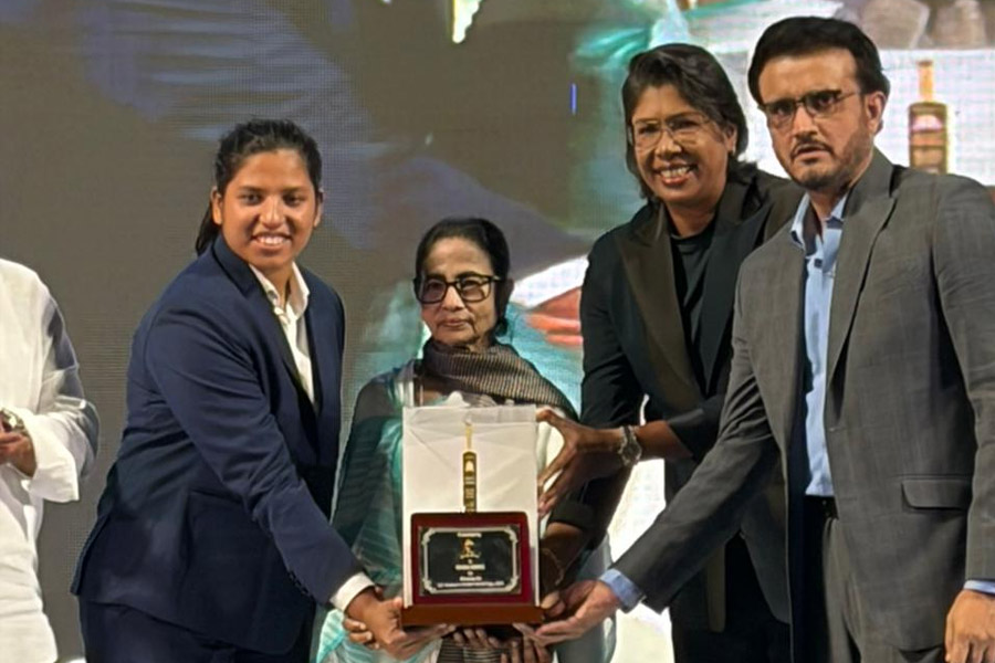 ইডেনে জমকালো সংবর্ধনায় রিচাকে ‘বঙ্গভূষণ’ মুখ্যমন্ত্রীর, আর কী উপহার পেলেন বিশ্বজয়ী?