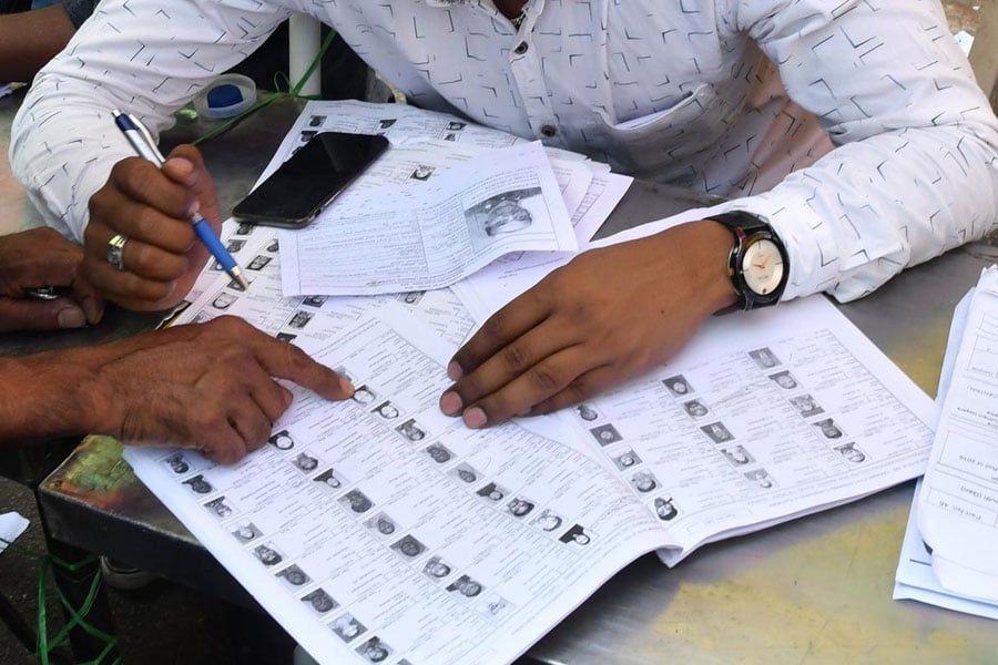 ২২০৮ থেকে ৭! মৃত্যুহীন, নিখোঁজ, স্থানান্তরিত, ভোটারের বুথ কমল ‘ভূতুড়ে’ গতিতে