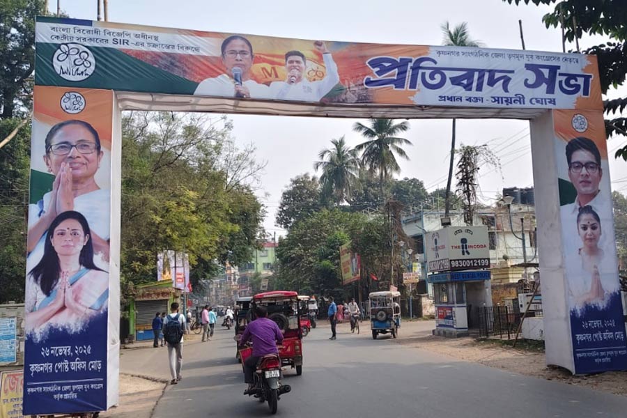 SIR চাপ! বিএলও-র মৃত্যুতে এবার কৃষ্ণনগরে প্রতিবাদ মিছিল, হাঁটবেন মহুয়া-সায়নী