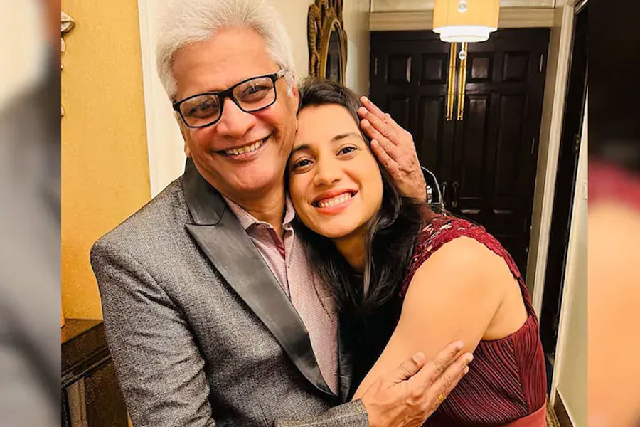 হাসপাতাল থেকে বাড়ি এলেন বাবা, স্বস্তি ফিরলেও আদৌ বিয়ের পিঁড়িতে বসবেন স্মৃতি?
