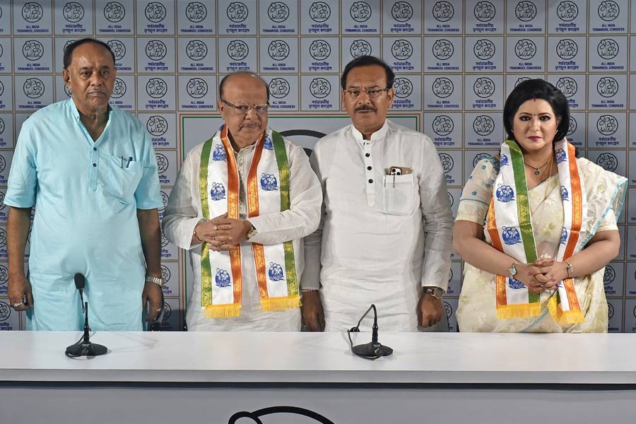 ‘দলকে শক্তিশালী করতে পথে নামব’, তৃণমূলে ঘর ওয়াপসি শোভনের, সঙ্গী বৈশাখী