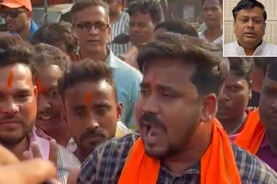গলায় গেরুয়া উত্তরীয়-কপালে টিপ, ডায়মন্ড হারবারে সুকান্তকে ঘিরে বিক্ষোভ দলীয় কর্মীদেরই!