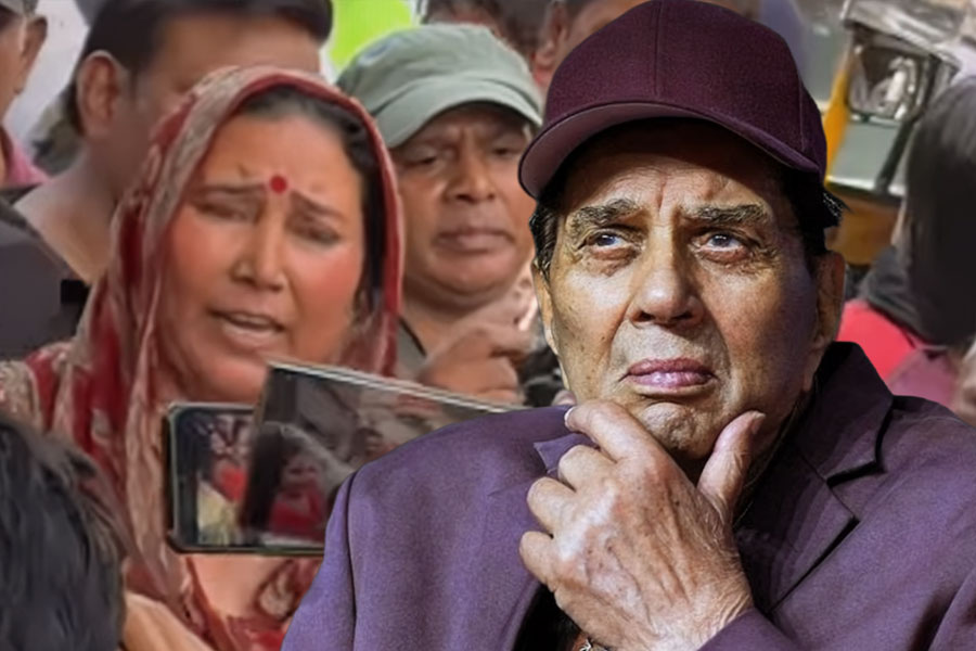 ‘সানি-ববির সিনেমা দেখব না’, ধর্মেন্দ্রর অন্তিম দর্শন না পেয়ে ক্ষোভে-কান্নায় ফেটে পড়লেন ভক্তরা