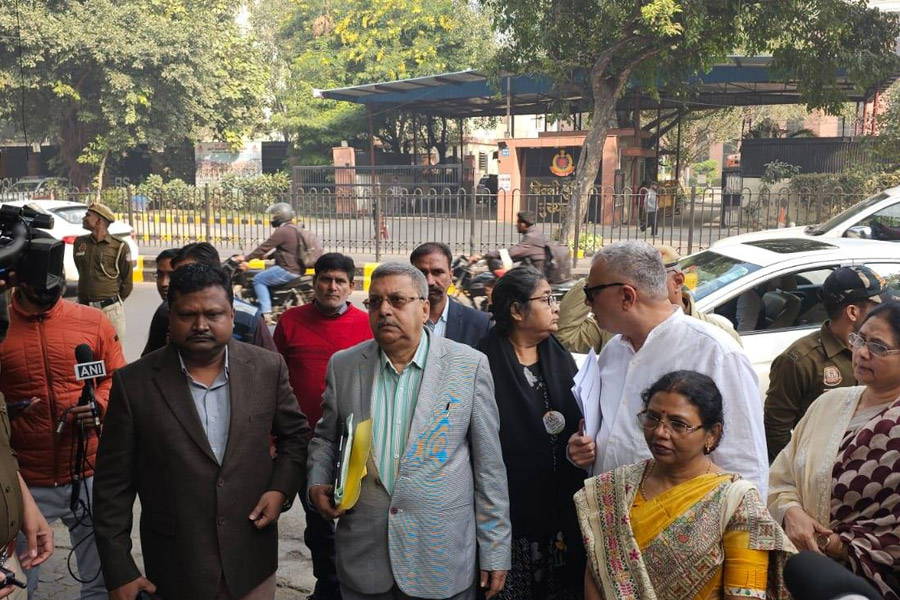 SIR নিয়ে পাঁচ প্রশ্ন, জবাব দিতে পারেনি কমিশন! দিল্লিতে বৈঠক শেষে দাবি তৃণমূল প্রতিনিধি দলের