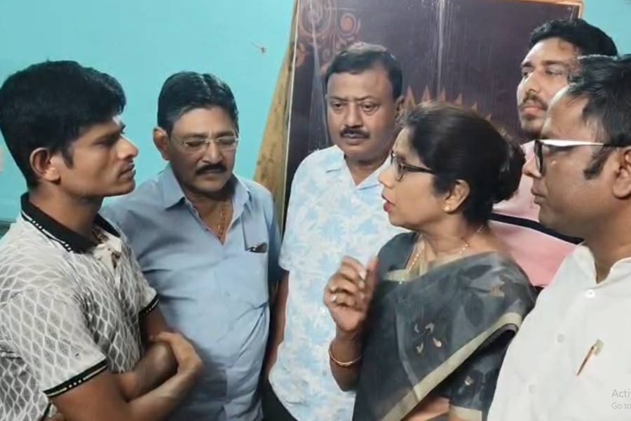টিটাগড়ে ‘SIR আতঙ্কে’ মৃতের বাড়িতে অভিষেকের টিম, পরিবারকে আর্থিক সাহায্য