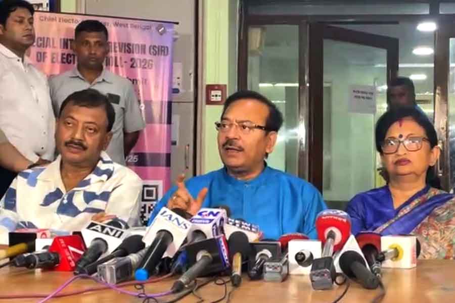 একটি দলকে খুশি করতে ২ বছরের কাজ দু’মাসে! SIR নিয়ে ফের কমিশনকে তোপ তৃণমূলের