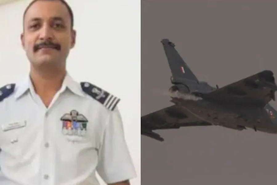 ‘পারফরম্যান্সটা দেখো’, ভেঙে পড়া তেজস বিমানের চালক বলেছিলেন বাবাকে!