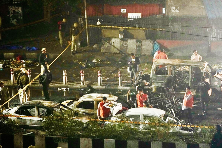 উদ্ধার প্রায় ৩ হাজার কেজি বিস্ফোরক, জালে দুই ‘জঙ্গি’ চিকিৎসক, দিল্লি কাণ্ডের নেপথ্যে ফরিদাবাদ চক্র?