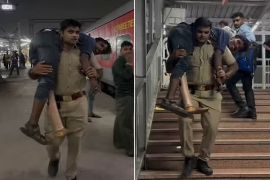 মানুষ মানুষের জন্যে…, বিশেষভাবে সক্ষম যুবককে কাঁধে করে ট্রেনে তুলে দিলেন পুলিশকর্মী, ভাইরাল ভিডিও