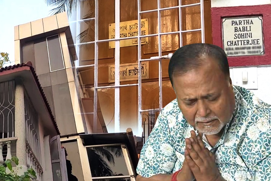 একদিনেই কি ভোলবদল, মুখ খুলেও আচমকা সারাদিন ‘গৃহবন্দি’ পার্থ!
