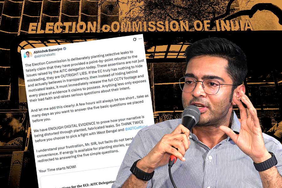 বাংলায় SIR নিয়ে আরও কড়া নির্বাচন কমিশন, ‘কিছু আড়াল করা হচ্ছে’, গর্জে উঠলেন অভিষেক
