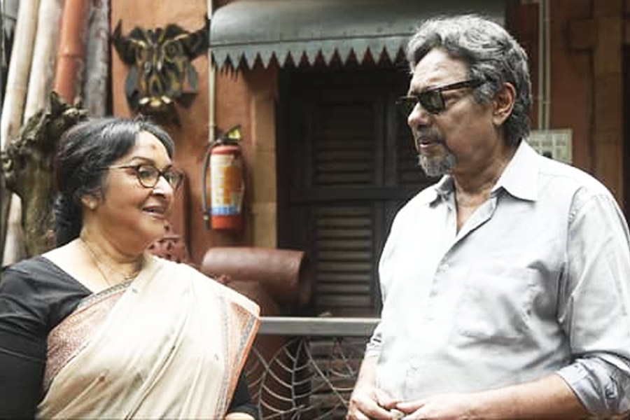 Deri Hoye Geche bengali film review