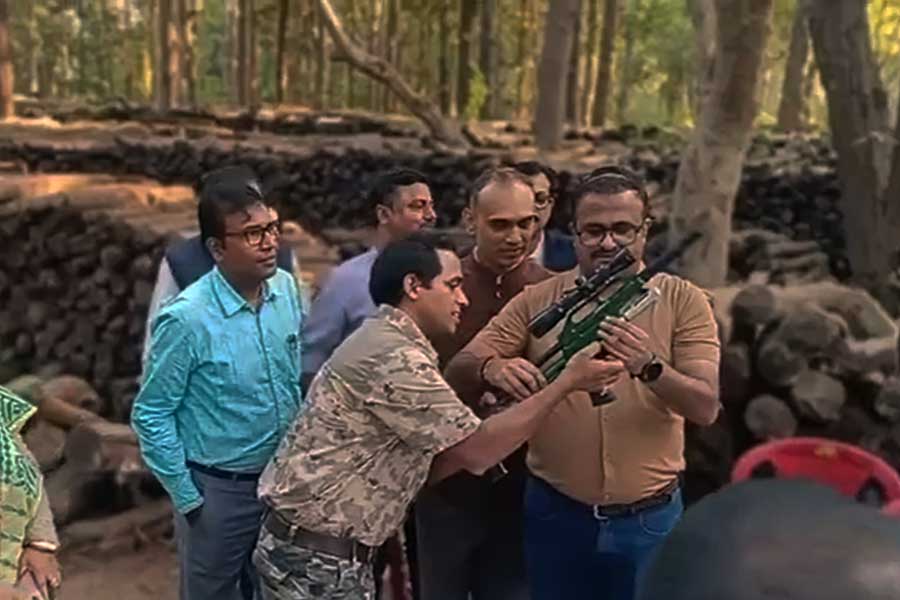লোকালয়ে ঢুকছে হাতি-বাঘ! ‘রেসকিউ-অপারেশনে’ বনকর্মীদের হাতে ডেনমার্কের অত্যাধুনিক বন্দুক