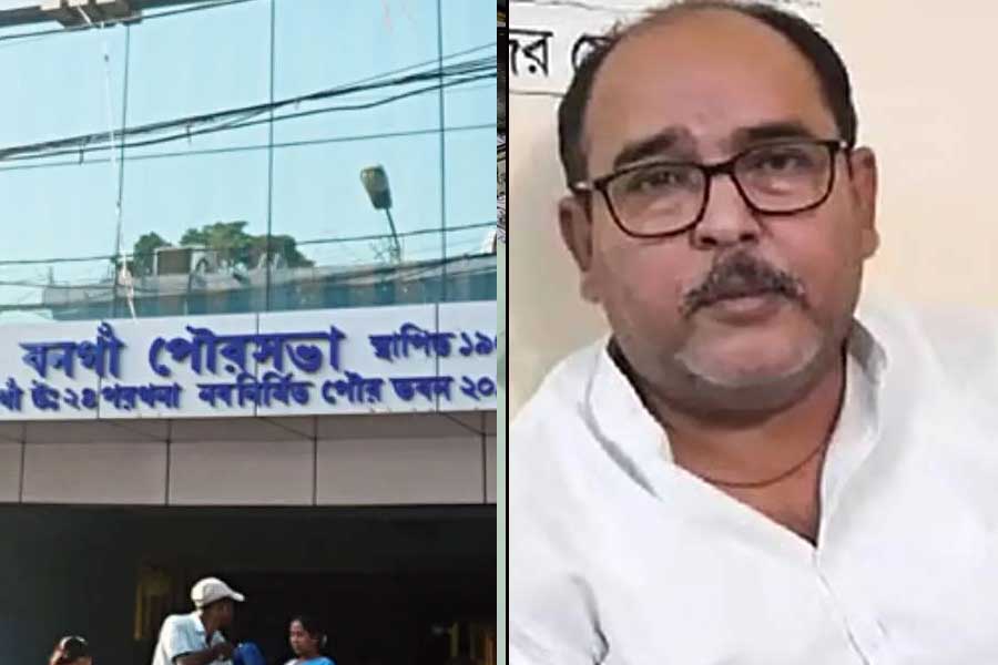 পদত্যাগ না করেই ছুটিতে বনগাঁ পুরসভার চেয়ারম্যান! কেন ইস্তফা দিতে হবে? জানতে চেয়ে চিঠি বক্সিকে