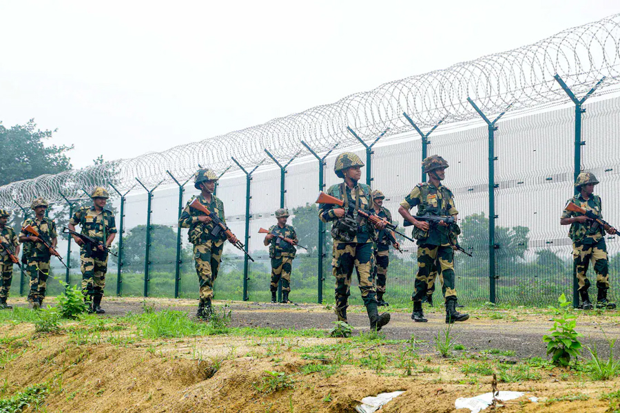 সীমান্তের জমি ঘাস কাটতে যাওয়াই কাল! পাচারকারী সন্দেহে বিজিবির হাতে গ্রেপ্তার তেহট্টের যুবক