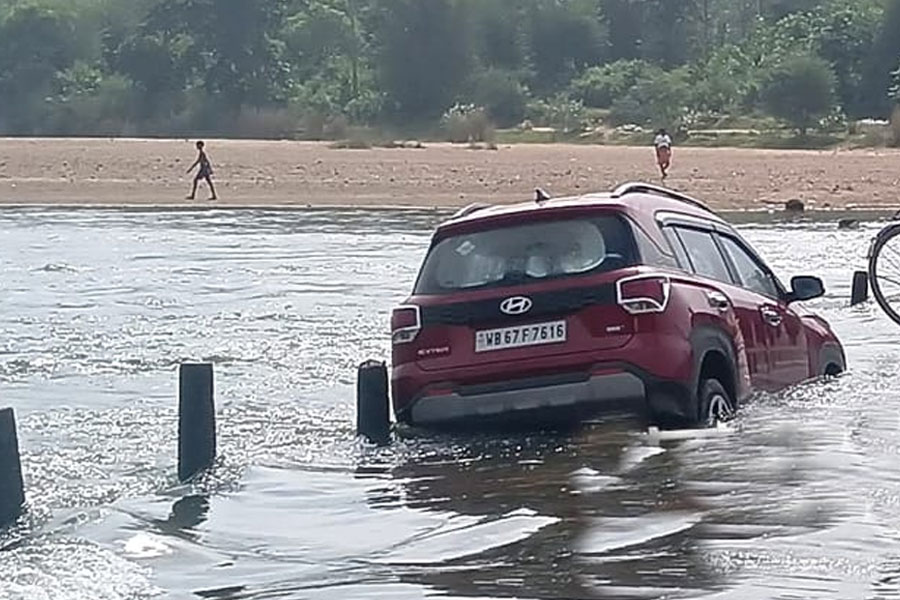 ফুলেফেঁপে উঠেছে দ্বারকেশ্বর, মাঝসেতুতে জলে ভাসছে গাড়ি! নিখোঁজ চালক
