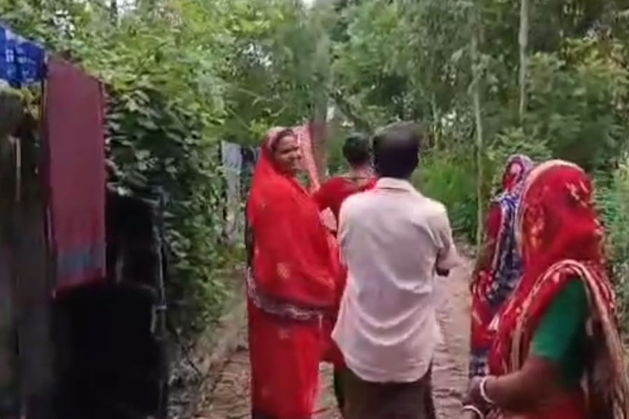 বিয়ের পর নামবদল বাংলাদেশি অনুপ্রবেশকারীর, পরিচয়পত্রে শ্বশুর-শাশুড়ি হয়ে গেলেন বাবা-মা!