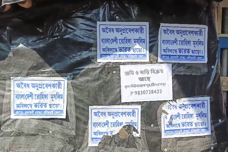 SIR আবহে বসিরহাট স্টেশনে পোস্টার! রোহিঙ্গা-অবৈধ অনুপ্রবেশকারীদের দেশ ছাড়ার হুমকি