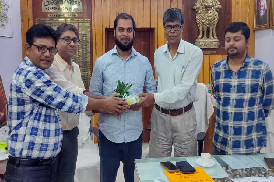 নির্দিষ্ট সময়ের আগেই কাজ শেষ! বিএলও ওয়াহিদ আক্রম মণ্ডলকে সংবর্ধনা কমিশনের