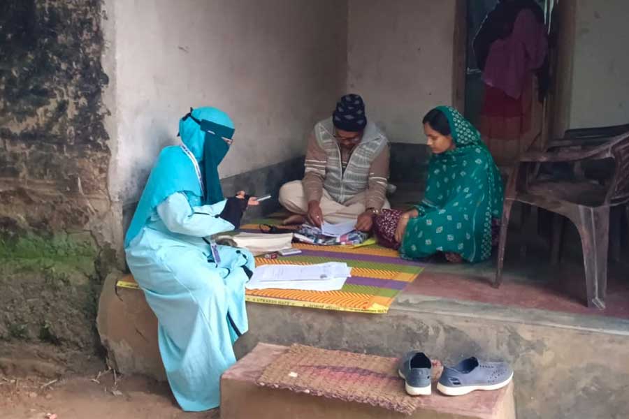 একপায়েই কামাল বিএলওর, প্রতিবন্ধকতাকে জয় করে ৯৯% কাজ শেষ বিষ্ণুপুরের শোভানারার