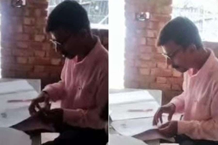 তৃণমূল পঞ্চায়েত প্রধানের বাড়িতে বসে এনুমারেশন ফর্ম বিলি! কাঠগড়ায় চাঁচলের বিএলও