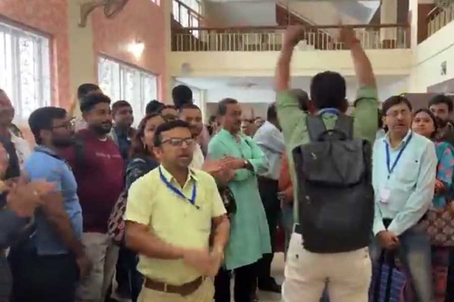 ‘গভীর রাতে কমিশনের ফোনে বাড়ছে মানসিক চাপ’, হাওড়া-শিলিগুড়িতে বিক্ষোভে বিএলওরা