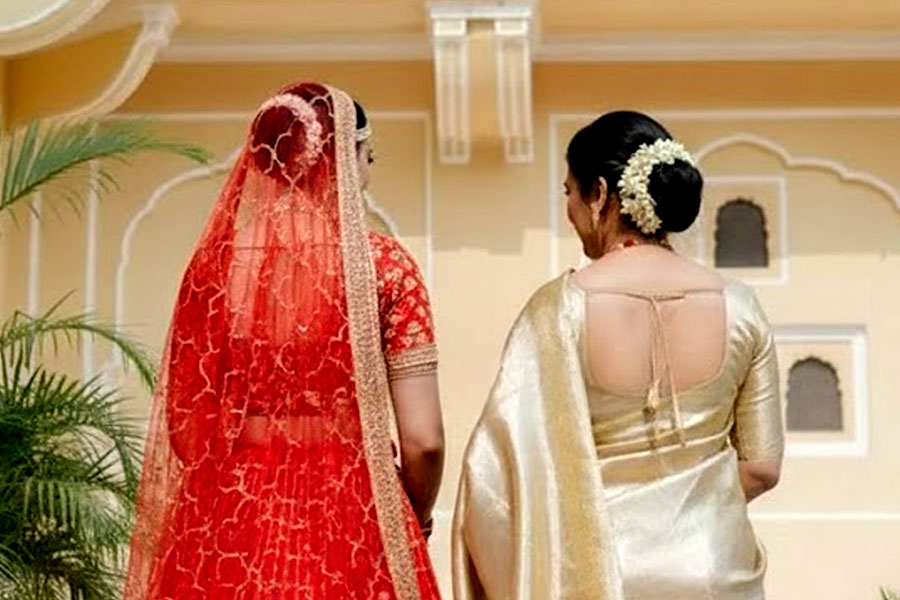 শুধু বর-কনে নয়, সন্তানের বিয়েতে সেলেব স্টাইলে সাজুন নবদম্পতির মায়েরাও