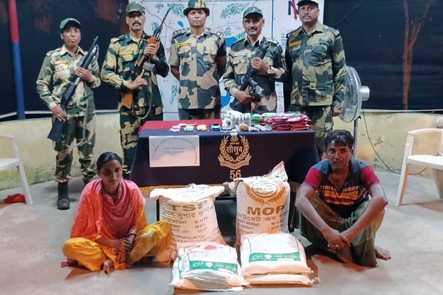 রাতের অন্ধকারে মাদক পাচারের চেষ্টা! তেহট্টে বাংলাদেশি মহিলা-সহ এক ব্যক্তিকে গ্রেপ্তার করল বিএসএফ