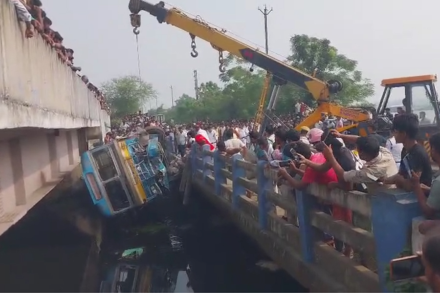 ব্রিজের রেলিং ভেঙে নয়ানজুলিতে বাস হাড়োয়ায় বড়সড় দুর্ঘটনা, আহত বহু
