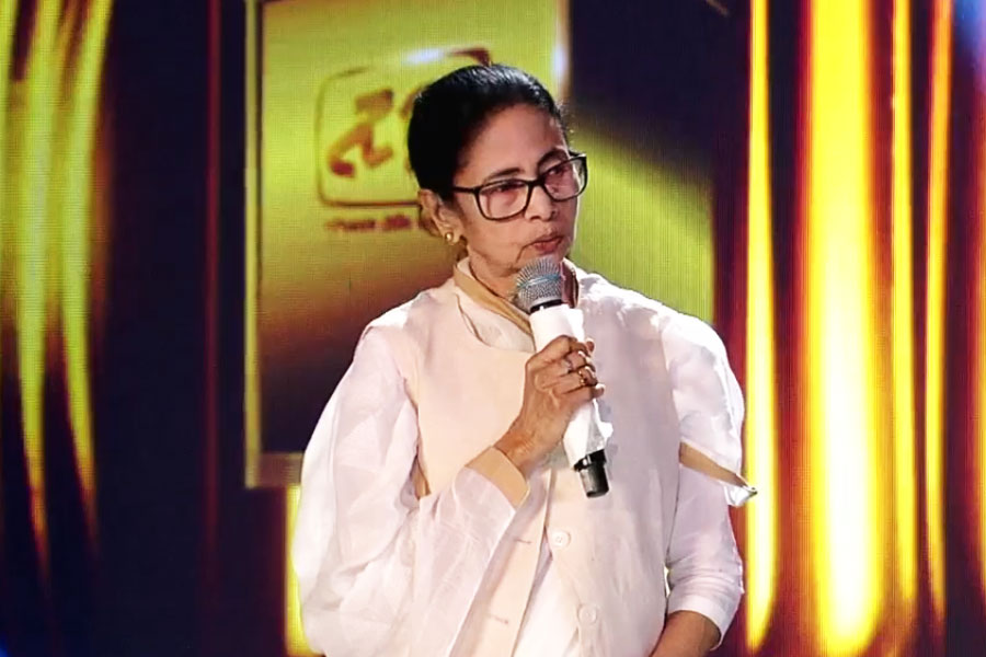 ‘সামাজিক চেতনা বৃদ্ধি হোক টেলিভিশনের মাধ্যমে’, টেলি অ্যাকাডেমি পুরস্কারের মঞ্চ থেকে বার্তা মুখ্যমন্ত্রীর