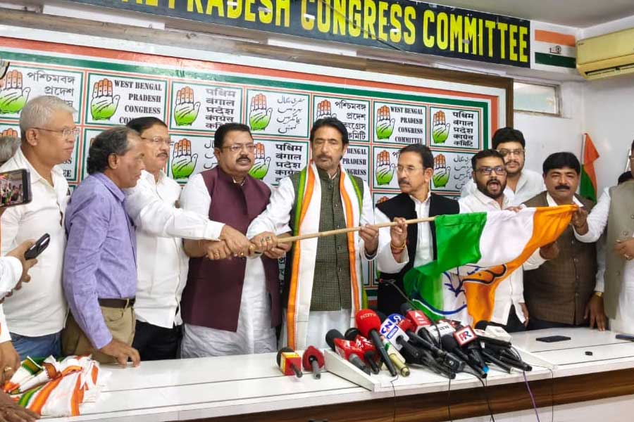 বঙ্গ বিধানসভা ভোটের আগে ফের দলবদল, কংগ্রেসে যোগ বিজেপি নেতা অমল আচার্যের